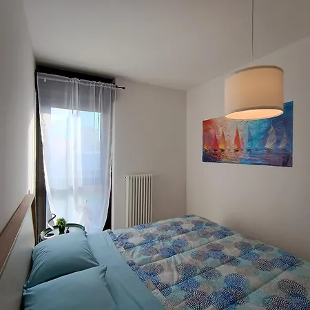 דירה Moderno Bilocale Con Balcone E Posto Auto A טרנטו