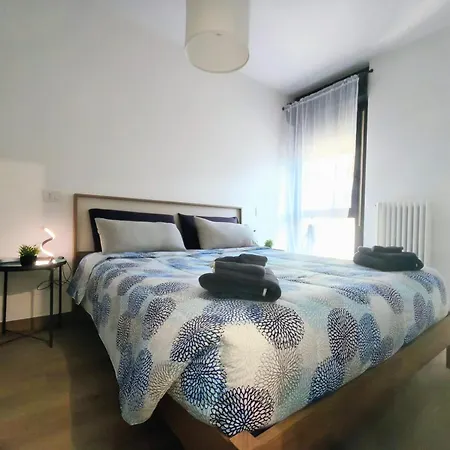 Moderno Bilocale Con Aria Condizionata, Balcone E Parcheggio Gratuito A *