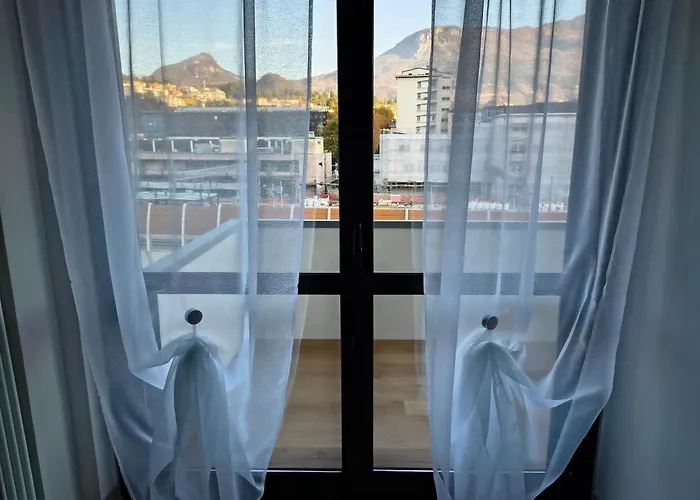 Moderno Bilocale Con Balcone E Posto Auto A דירה