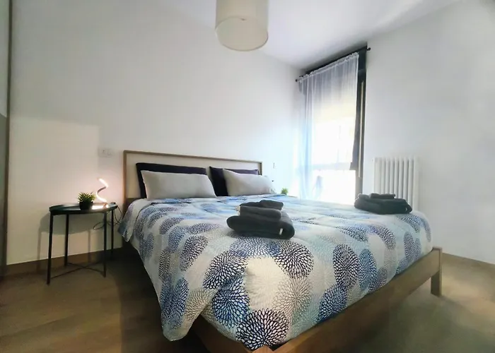 Moderno Bilocale Con Aria Condizionata, Balcone E Parcheggio Gratuito A *