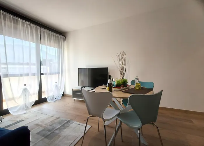 Moderno Bilocale Con Balcone E Posto Auto A טרנטו